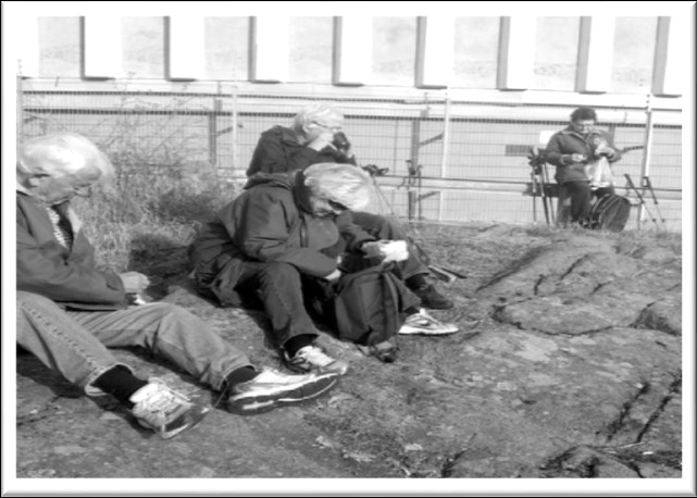 Stavgångsgruppen på besök hos gamla Sollentunabor Torsdagar innebär stavgång för oss Tunasolare som promenerar med stavar.