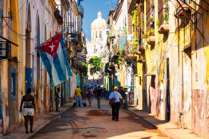 DAG 2 - Havanna City Tour (B / L / D) En inte allt för ovanlig gatuvy i gamla Havanna Idag blir det City Tour och vi besöker Havannas gamla kvarter, inte långt från vårt hotel.