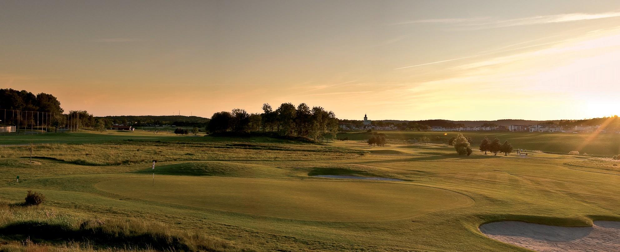 Konferera centralt - vid 18:e green! Forsgårdens Golfklubb i Kungsbacka Vi erbjuder två nya och fräscha lokaler, inrymda i en fastighet intill klubbhuset, alldeles invid 18:e green!