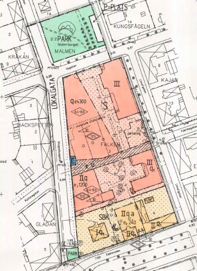 Fastighetens södra sida, ut mot Esplanaden, och stora delar av den västra är bebyggd med ett bostadshus i två våningar.