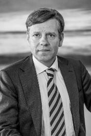 STOCKHOLM CORPORATE FINANCE TEAM Medarbetare Peter Enström (född 1944) CEO Eknmi- ch juridikstudier i Sverige ch USA. VD i lika börsblag under 13 år. Grundare till Turn.