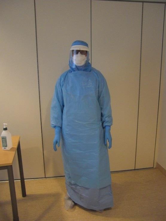 Skyddsutrustning vid ebola På- och avklädning ska övervakas av någon erfaren