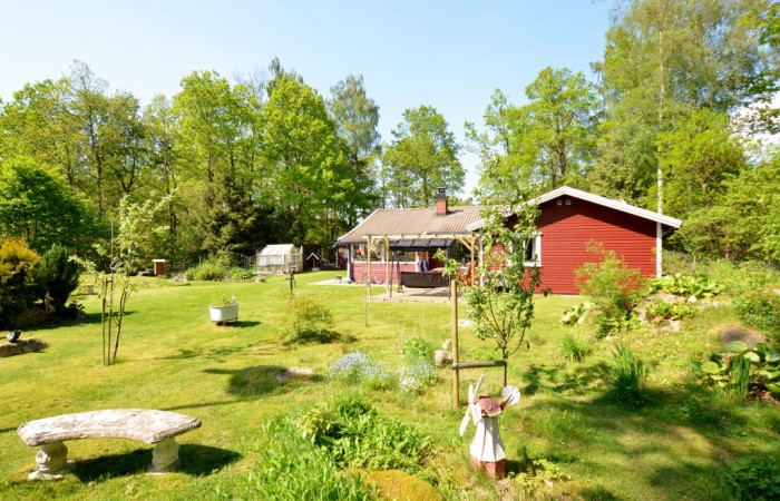 detta underbara hus. Endast 5 min till bad- och fiskesjö. Omgärdat av skog.