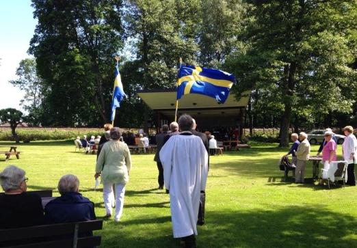 Efter fikastunder och lunch blev det innan hemresan också en guidad visning i Nydala klosterkyrka och trädgård.