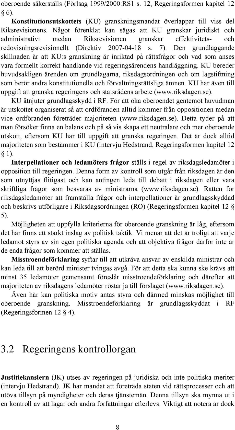 Den grundläggande skillnaden är att KU:s granskning är inriktad på rättsfrågor och vad som anses vara formellt korrekt handlande vid regeringsärendens handläggning.