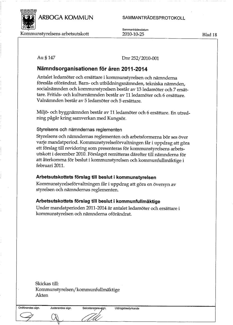 Valnämnden består av 5 ledamöter och 5 ersättare. Miljö- och byggnämnden består av 11 ledamöter och 6 ersättare. En utredning pågår kring samverkan med Kungsör.