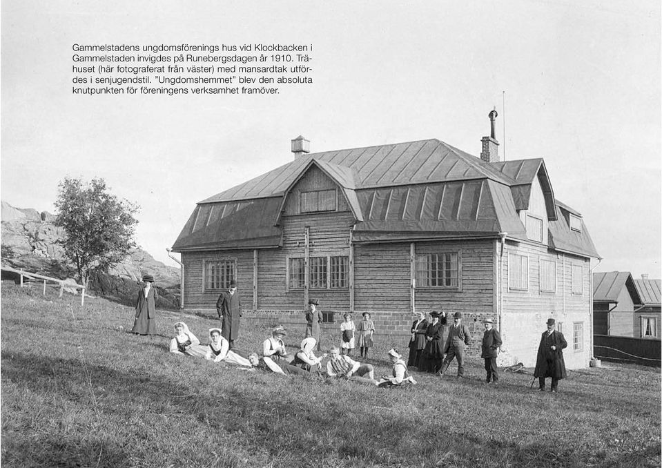 Trähuset (här fotograferat från väster) med mansardtak utfördes i