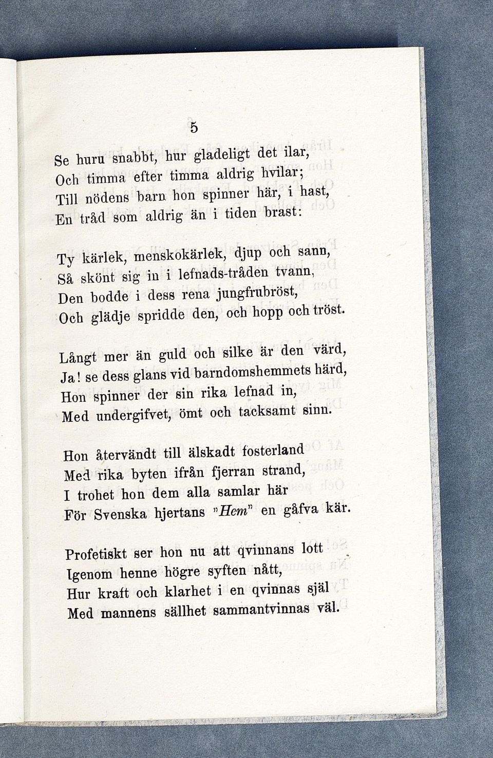 se dess glans vid barndomshemmets härd, Hon spinner der sin rika letnad in, Med undergifvet, ömt och tacksamt sinn.