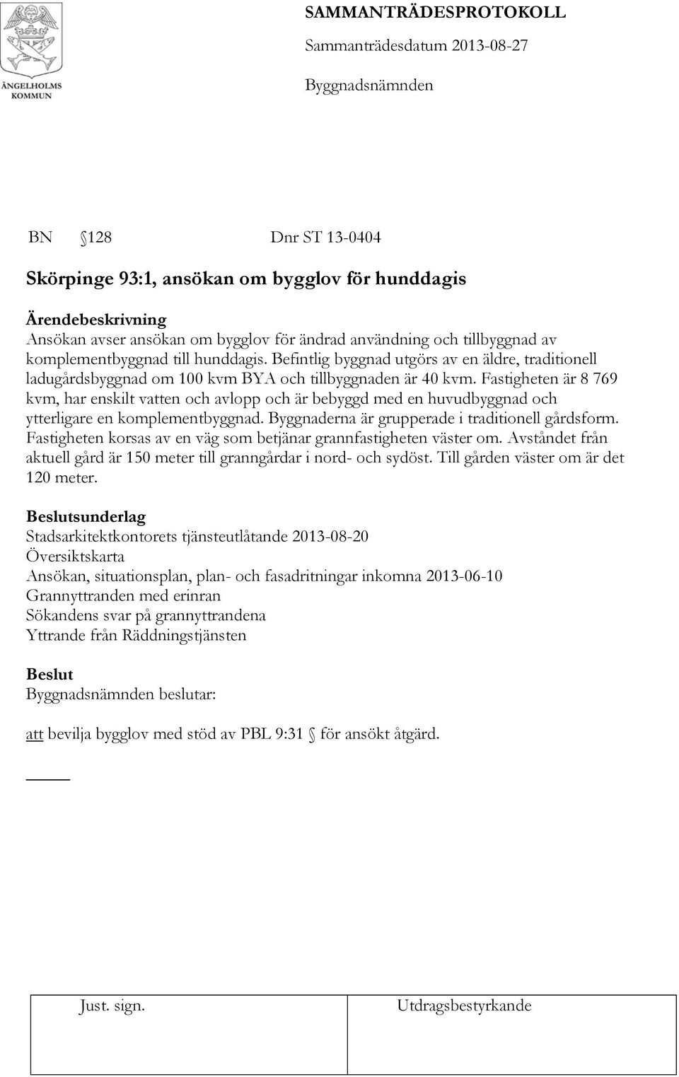 Fastigheten är 8 769 kvm, har enskilt vatten och avlopp och är bebyggd med en huvudbyggnad och ytterligare en komplementbyggnad. Byggnaderna är grupperade i traditionell gårdsform.