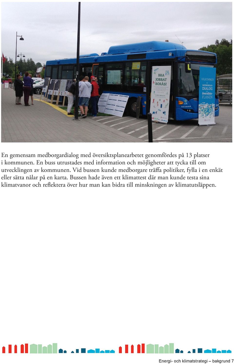 Vid bussen kunde medborgare träffa politiker, fylla i en enkät eller sätta nålar på en karta.