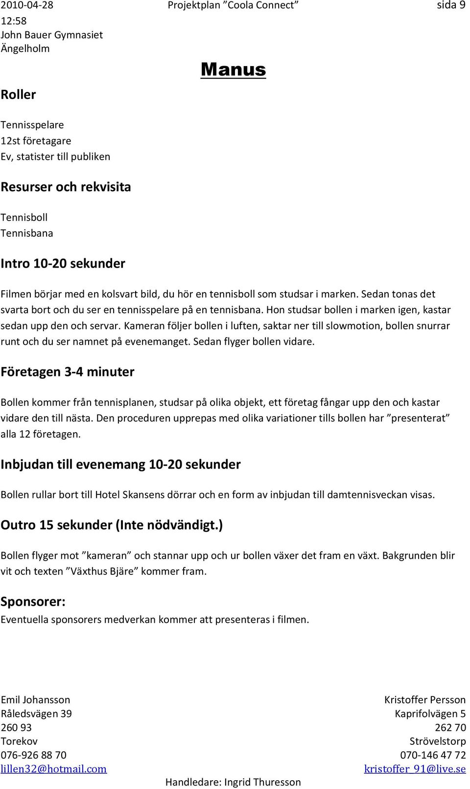 Hon studsar bollen i marken igen, kastar sedan upp den och servar. Kameran följer bollen i luften, saktar ner till slowmotion, bollen snurrar runt och du ser namnet på evenemanget.