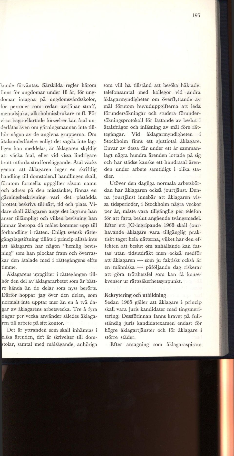 Om åtalsunderlåtelse enligt det sagda inte lag Iigen kan meddelas, är åklagaren skyldig väcka åtal, eller vid vissa lindrigare utfärda strafföreläggande.