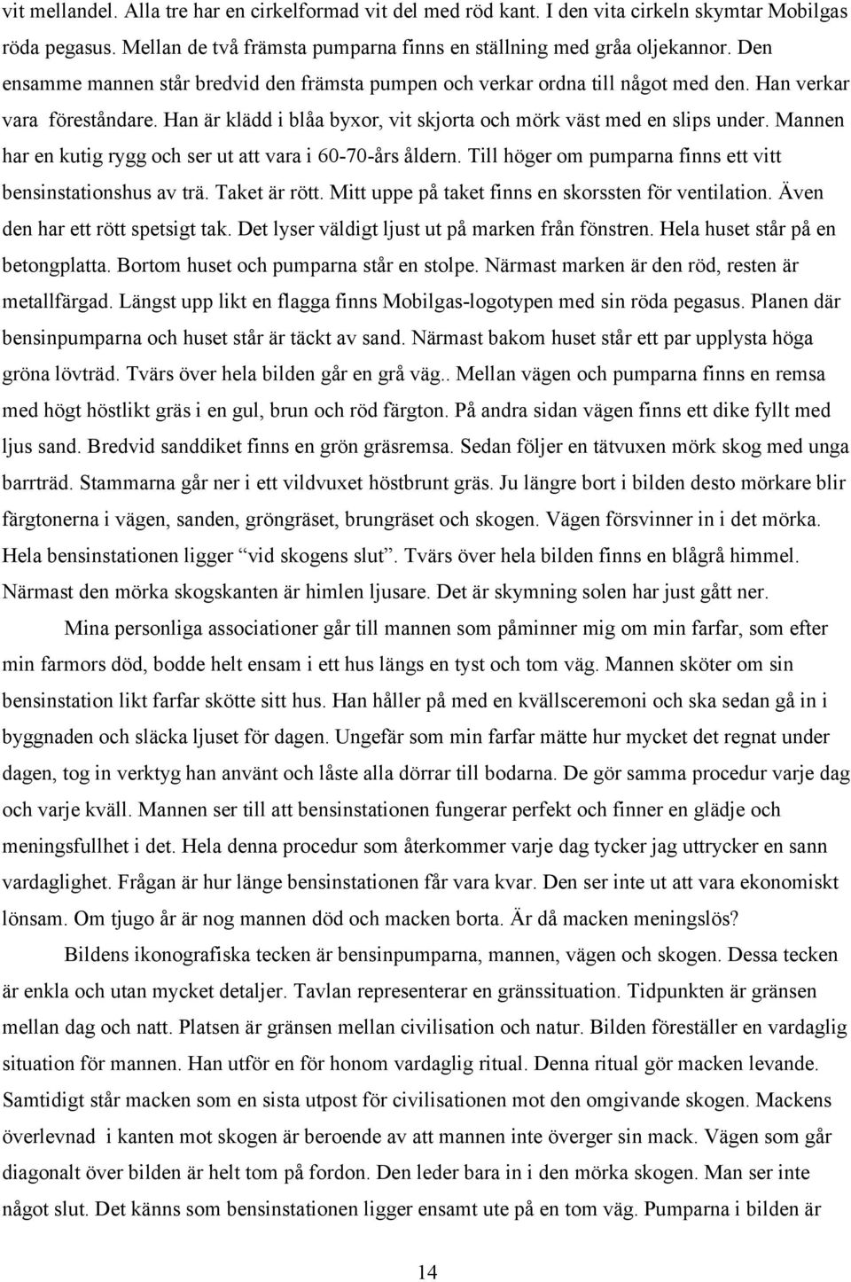 Mannen har en kutig rygg och ser ut att vara i 60-70-års åldern. Till höger om pumparna finns ett vitt bensinstationshus av trä. Taket är rött. Mitt uppe på taket finns en skorssten för ventilation.