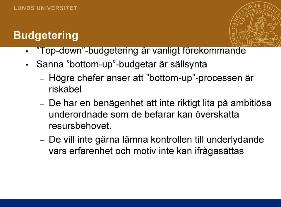 inte riktigt lita på ambitiösa underordnade som de befarar kan överskatta resursbehovet.