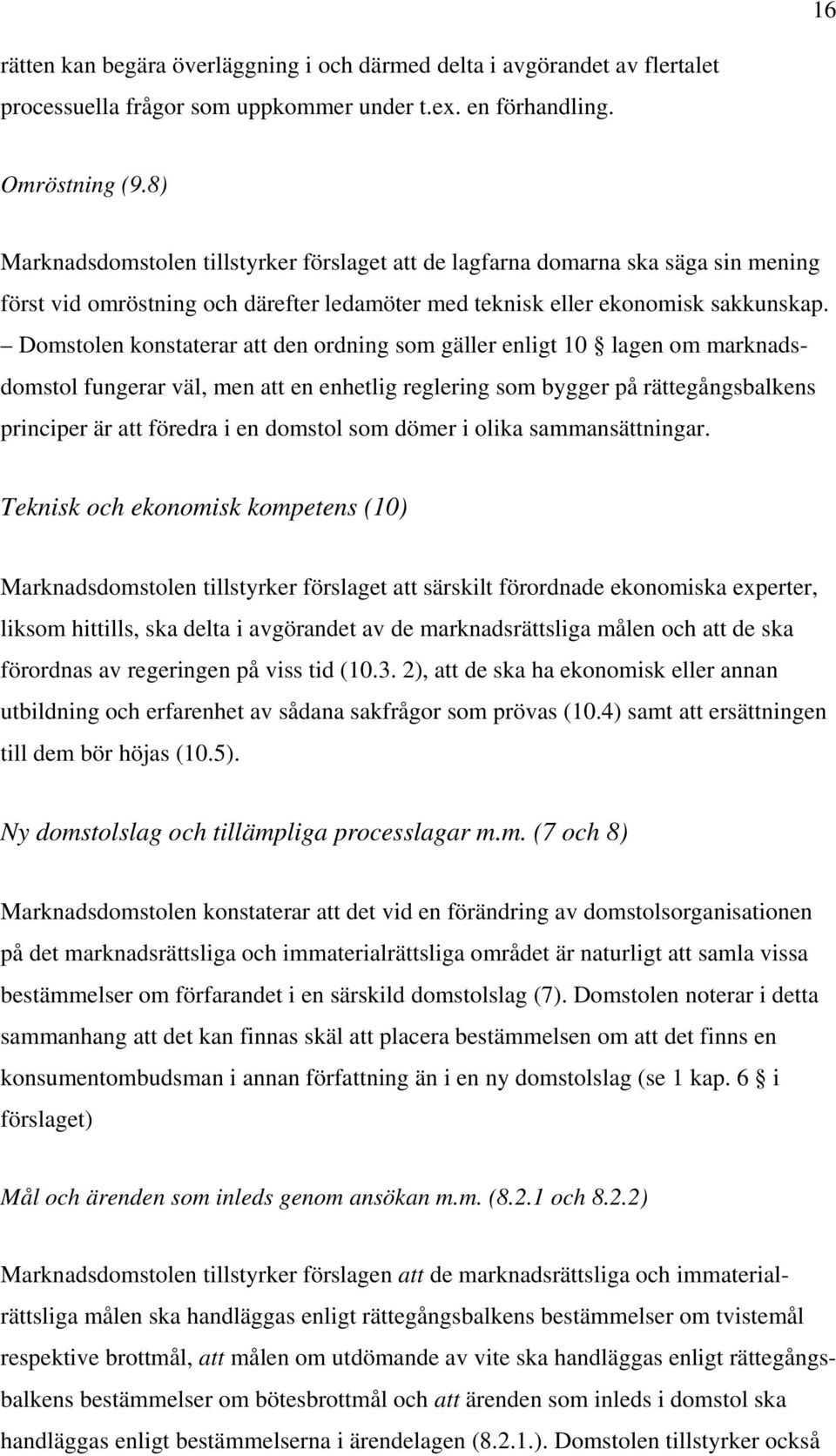 Domstolen konstaterar att den ordning som gäller enligt 10 lagen om marknadsdomstol fungerar väl, men att en enhetlig reglering som bygger på rättegångsbalkens principer är att föredra i en domstol