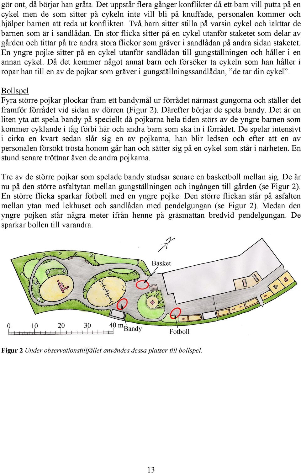 Två barn sitter stilla på varsin cykel och iakttar de barnen som är i sandlådan.