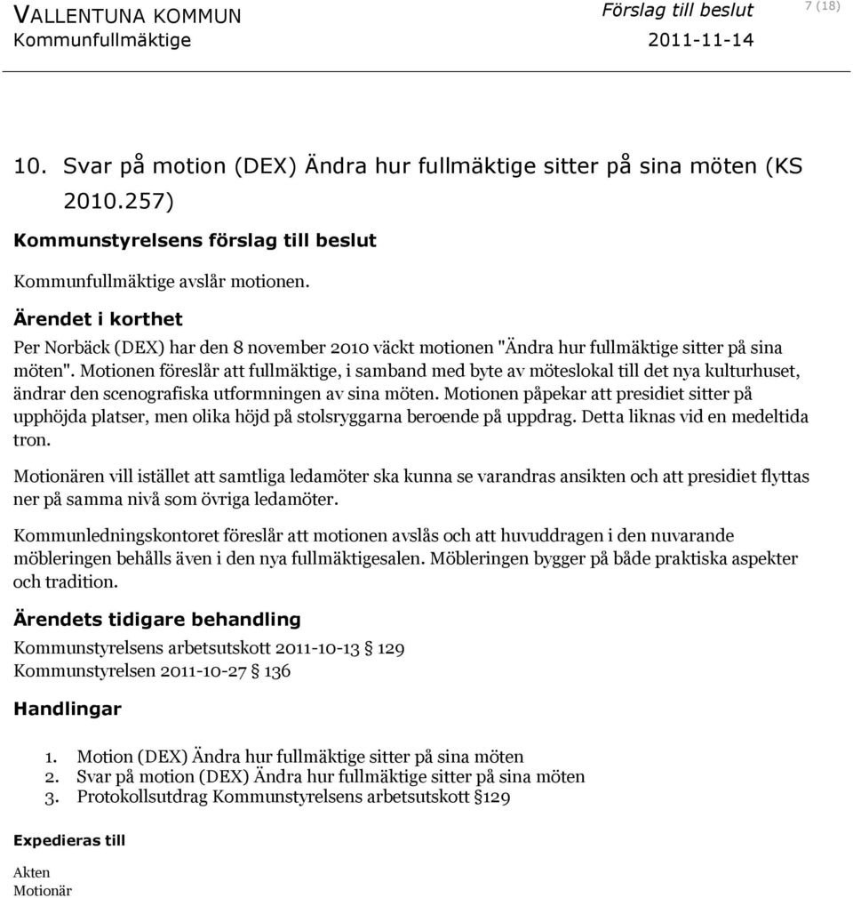 Motionen föreslår att fullmäktige, i samband med byte av möteslokal till det nya kulturhuset, ändrar den scenografiska utformningen av sina möten.