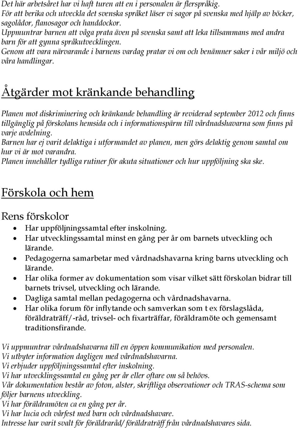 Uppmuntrar barnen att våga prata även på svenska samt att leka tillsammans med andra barn för att gynna språkutvecklingen.
