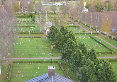 Övriga byggnader Nås prästgård ligger ca 150 meter söder om kyrkan, inom riksintresseområdet. Gården har medeltida anor, den omfattade vid slutet av 1600-talet ca 20 byggnader.