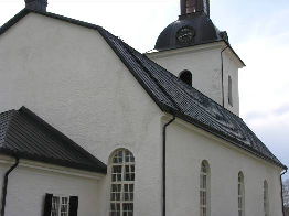 Kyrkan Den traditionella nyklassicistiska kyrkan som uppfördes på 1790-talet uppfördes med ett rektangulärt långhus med kvadratiskt västtorn, delvis infällt i långhusets gavel, samt sakristia i öster