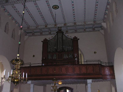 Interiörer Kyrkans ursprungliga nyklassicistiska interiör förvandlades helt i samband med 1910-talets förnyelse.