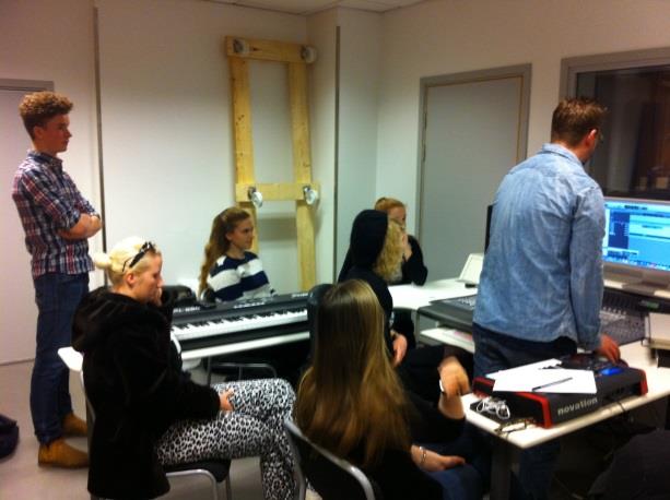 IMP-programmets lärare och musikproducent Fredrik Andersson från Cardiac Records ställde sig positiva till samverkan.