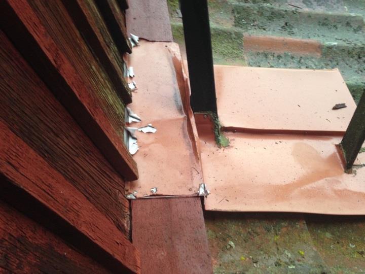 Att täta öppningen där stålbalken går genom taket har visat sig mycket svårt. Det har gjorts flera försök under årens lopp. Vid dessa arbeten tätades med en fogmassa. Balken som går ner genom taket.