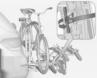 Förvaring 77 Vi rekommenderar att en varningsskylt sätts fast på den bakersta cykeln för att medtrafikanterna ska se cyklarna tydligare.