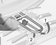 78 Förvaring 2. Lossa remmen. Isärtagning av cykelhållaren 3. Vrid spaken (1) framåt och håll kvar. 4. Lyft adaptern (2) baktill och ta bort den. Arrangera monteringsfästena som bilden visar.