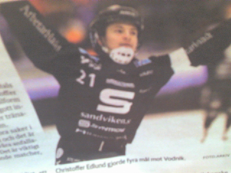 På bilden är det Christoffer Edlund som spelar i SAIK bandy. Han har precis gjort mål. Jag skulle också vilja vara där och spela bandy. Fast jag skulle helst vilja spela med damlaget då.