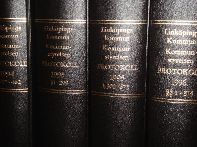 Protokoll från nämnder och styrelser ska skrivas ut på arkivgodkänt papper. Det kan stå Svenskt arkiv i vattenmärket eller så ska det finnas en leverantörsförsäkran från tillverkaren.