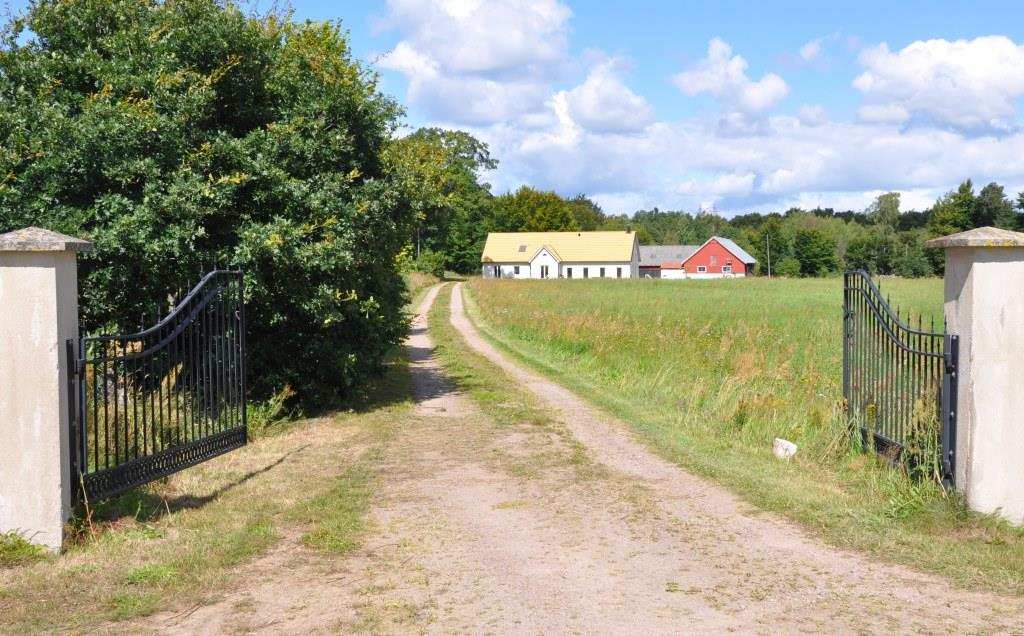 Hörby Ylleröd 8:1, 2:9, 2:12, 3:18, 3:21 Skogs-/lantgård 49 ha Linderöd Egendom på avskilt läge i Ylleröd strax nordväst Linderöd.