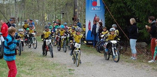 Ungdom Johanna Sömskar och William Kloo går på cykelgymnasium i Falun. Alexandra Sömskar och Saga Lindström tog studenten juni -14 från cykelgymnasiet.