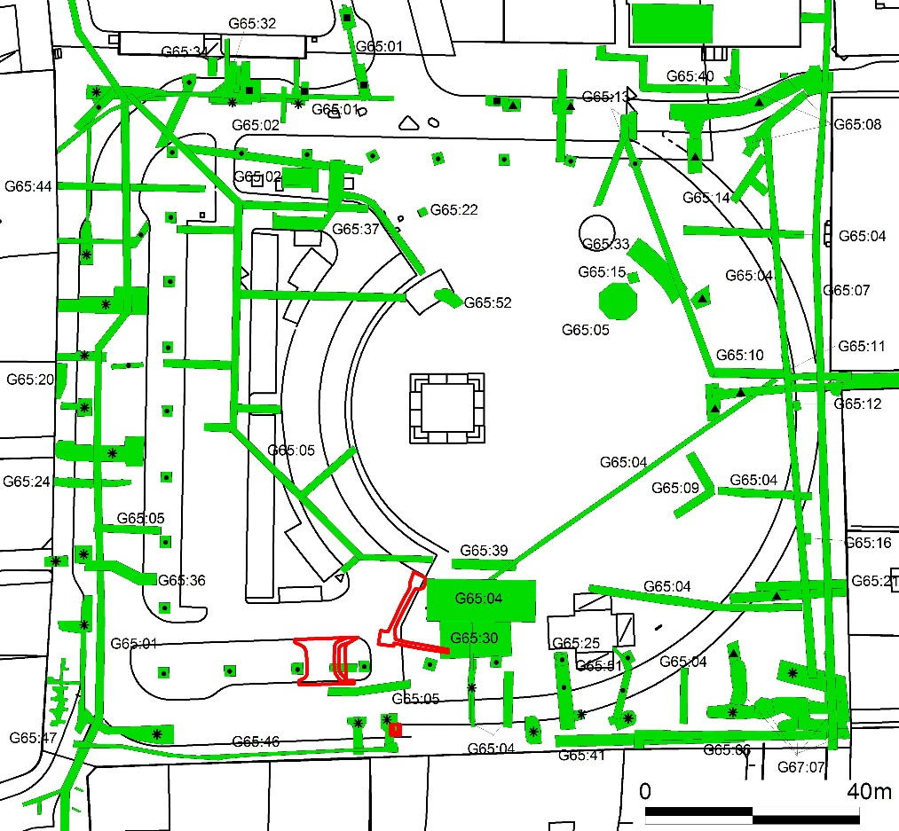 Figur 3. Karta över Stortorget med äldre undersökningar markerade med grön färg och undersökningens schakt markerade med röd färg. G65:xx refererar till Malmö museers arkivnumrering.
