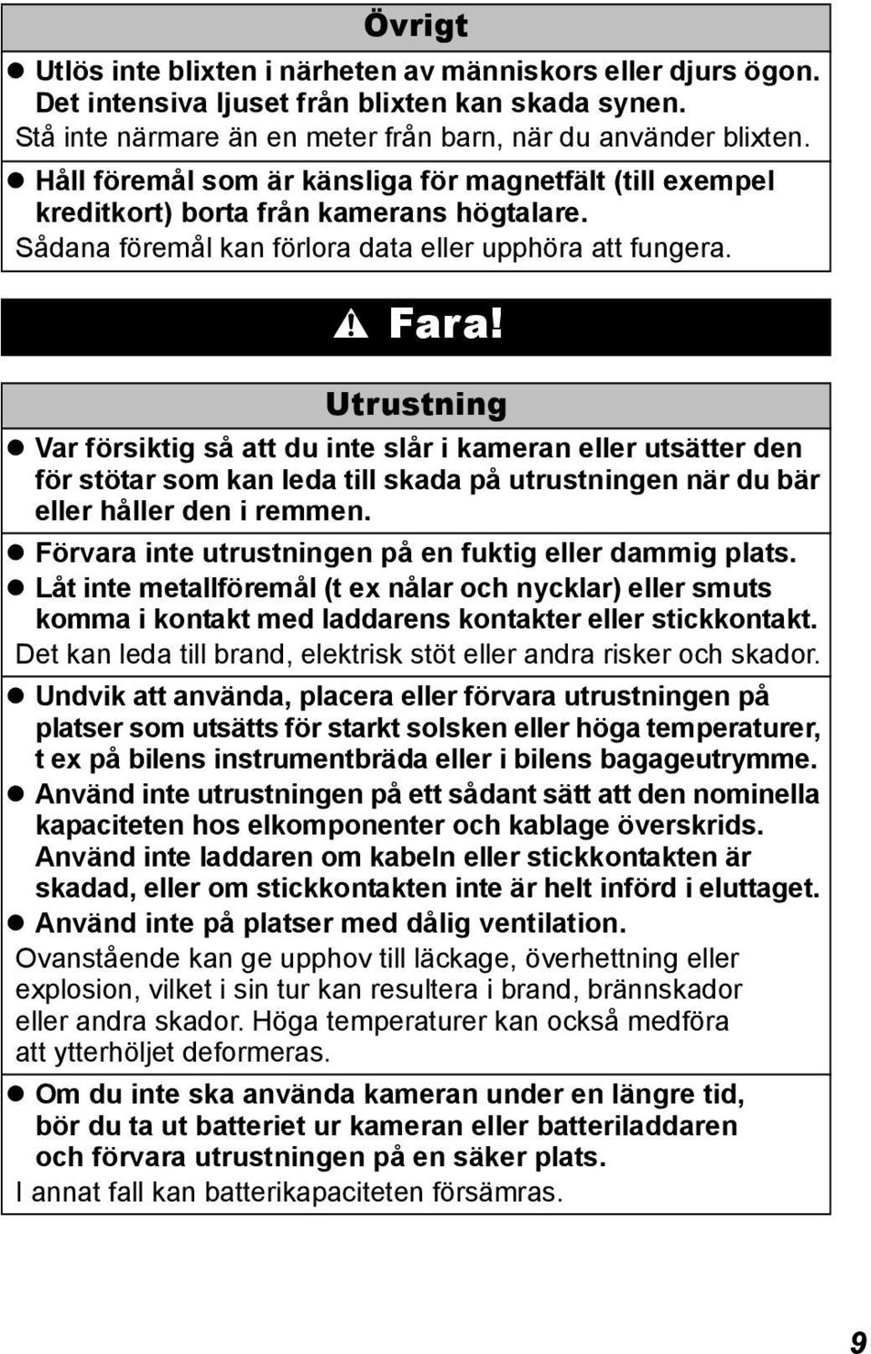 Utrustning Var försiktig så att du inte slår i kameran eller utsätter den för stötar som kan leda till skada på utrustningen när du bär eller håller den i remmen.