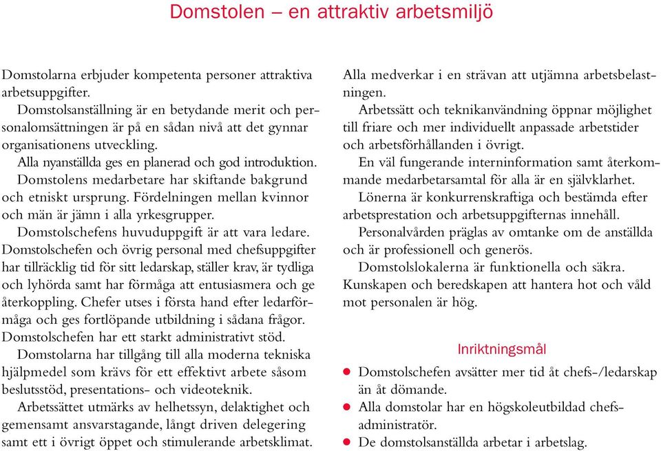 Domstolens medarbetare har skiftande bakgrund och etniskt ursprung. Fördelningen mellan kvinnor och män är jämn i alla yrkesgrupper. Domstolschefens huvuduppgift är att vara ledare.