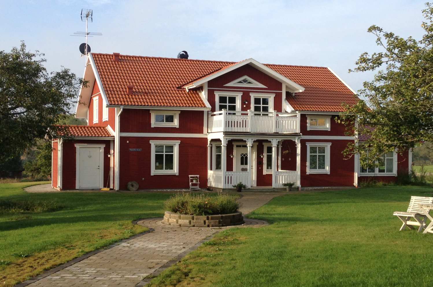Gården ligger naturskönt i Bråbyggden.