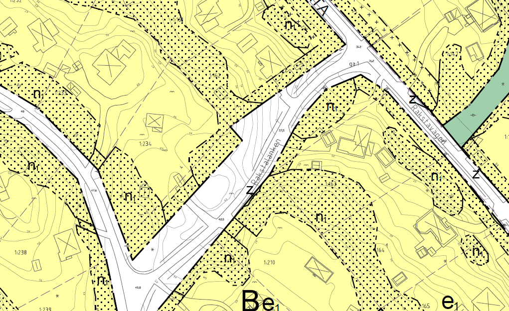I översiktskarta (2) markerad med J Fastighetsreglering på mark mellan väg och privat fastighet på Rakstalänken.