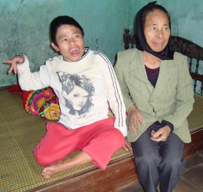 Våren 2013 Nyheter från Åtta familjer med Agent Orange skadade medlemmar får en kviga var Ha Van Mien Vu Van Dang Bui Van Tam Truong Van Coi Vu Xuan Doan Vu Van Thinh Vu Thi Hang Dinh Tien Nam Under