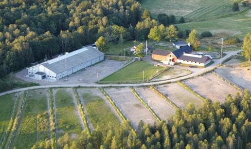 Hitta till arenan Halmstad Hundarena är belägen i Skedala, ca 6 km öster om Halmstad. Du når Halmstad centrum på 10 minuter med bil och väg E6 på 5-10 minuter.