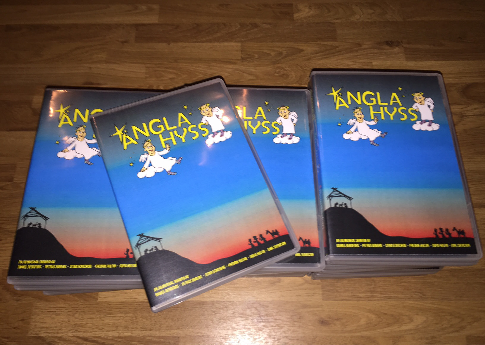 Äntligen - Änglahyss DVDn är här! Nu finns julmusikalen Änglahyss på dvd! Förra året lät vi filma de tre föreställningarna vi spelade Änglahyss för skolorna.