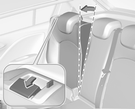 66 Förvaring Tryck spännspaken neråt och dra ut båda lamphållarna ur fästena. Lastrum Bagagerumsförstoring Baksätenas ryggstöd kan låsas i två lägen.
