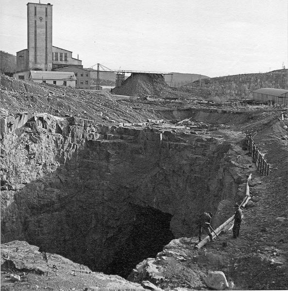 Lavergruvan Lavergruvan drevs mellan 1938-1946 Laver 1934 Malmen bestod av smala zoner med "hög" Cu-halt. Totalt 1,3 Mt @ 1,5% Cu, 0,2 g / t Au och 36 g / t Ag bröts.