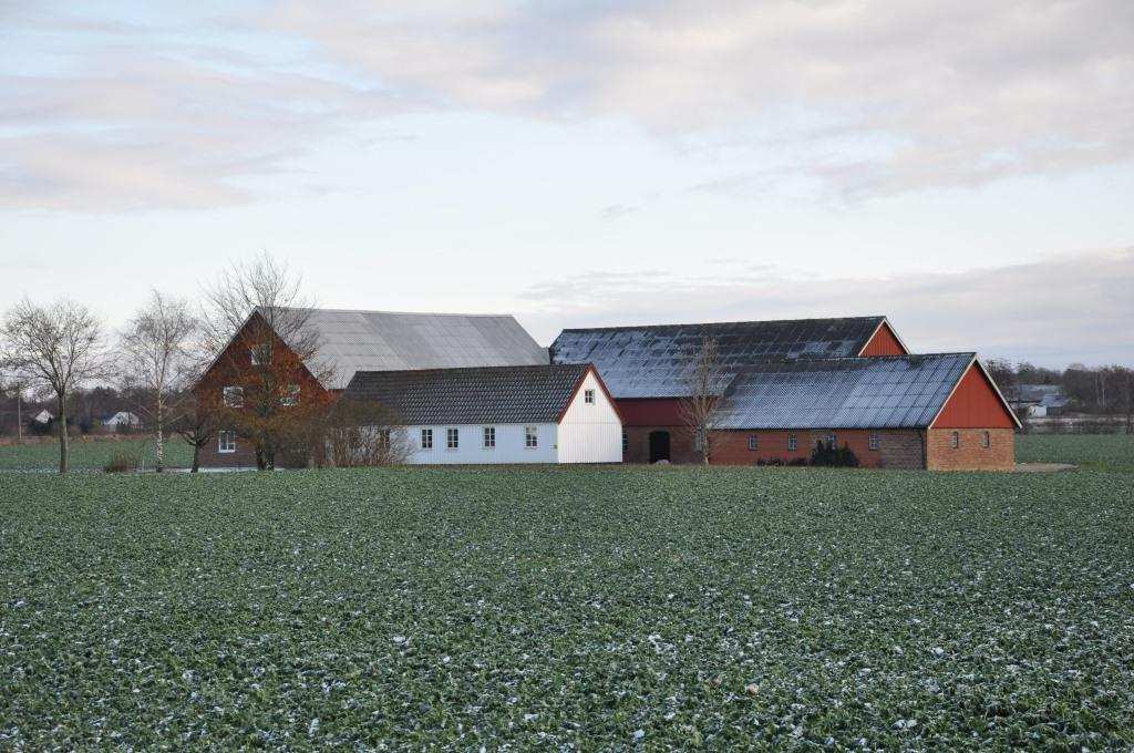 Maskinhall, loge och gårdsverkstad. Till fastigheten hör 38 ha välarronderad åkermark (klass 6).