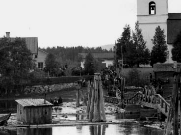 FLODA KYRKA Floda Kyrkby 25:2, Floda församling, Gagnefs kommun, Dalarnas län Historia i sammandrag Floda kyrka finns första gången belagd i skriftlig källa år 1332, då troligen ett enklare kapell i