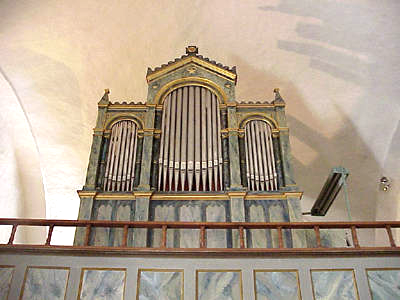 är utsmyckade med marmoreringar. Barriären kröns av ett högt träräcke. Läktaren nås genom tornkammaren. Kyrkan saknade länge orgel, med undantag för ett korpositiv.