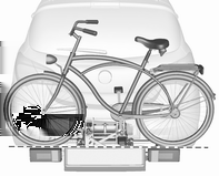 64 Förvaring Fäst pedalarmen genom att skruva åt fästskruven på pedalarmsfästet. Sätt på cykeln. Pedalarmen måste placeras i öppningen på pedalarmshållaren på det sätt som visas på bilden.
