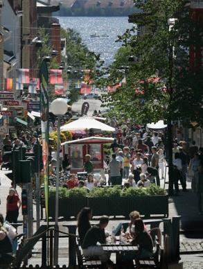 Växande shoppingstad Tre gallerior och många butiker, caféer och restauranger. Cesam arbetar med ständiga förbättringar av centrumlivet.