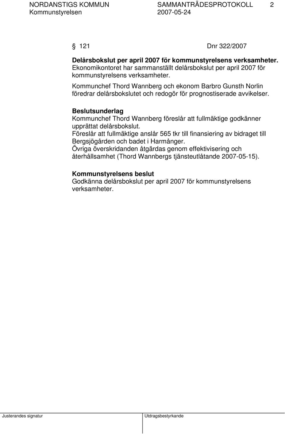 Kommunchef Thord Wannberg och ekonom Barbro Gunsth Norlin föredrar delårsbokslutet och redogör för prognostiserade avvikelser.