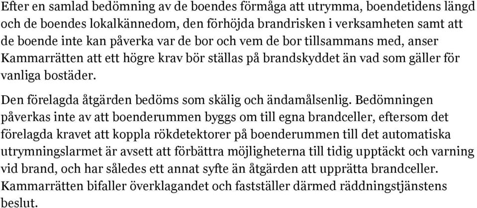 Bedömningen påverkas inte av att boenderummen byggs om till egna brandceller, eftersom det förelagda kravet att koppla rökdetektorer på boenderummen till det automatiska utrymningslarmet är avsett